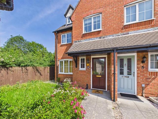 3 bedroom end of terrace house to rent