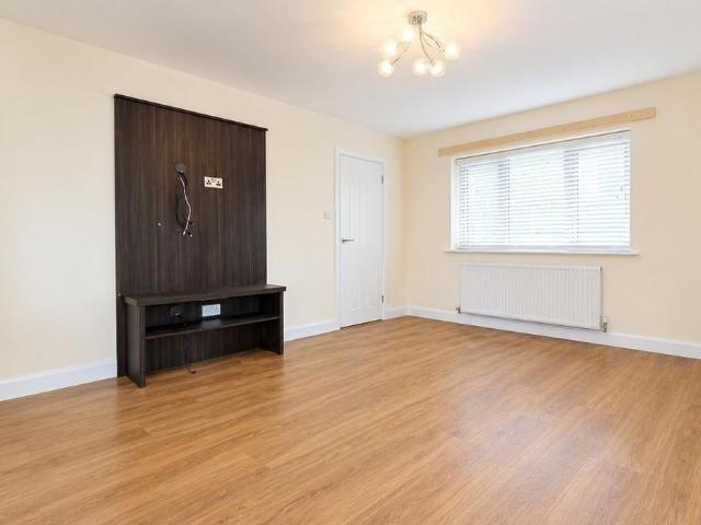 3 bedroom end of terrace house to rent