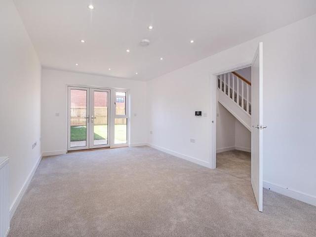 3 bedroom end of terrace house to rent