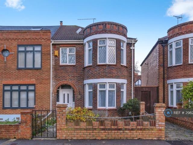 3 bedroom end of terrace house to rent