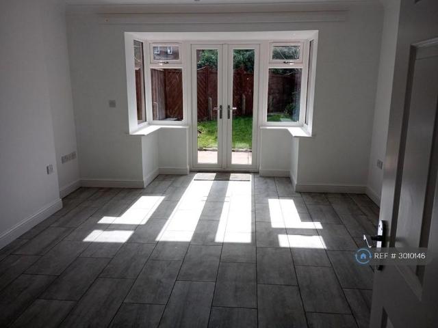 3 bedroom end of terrace house to rent