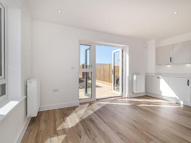 3 bedroom end of terrace house to rent