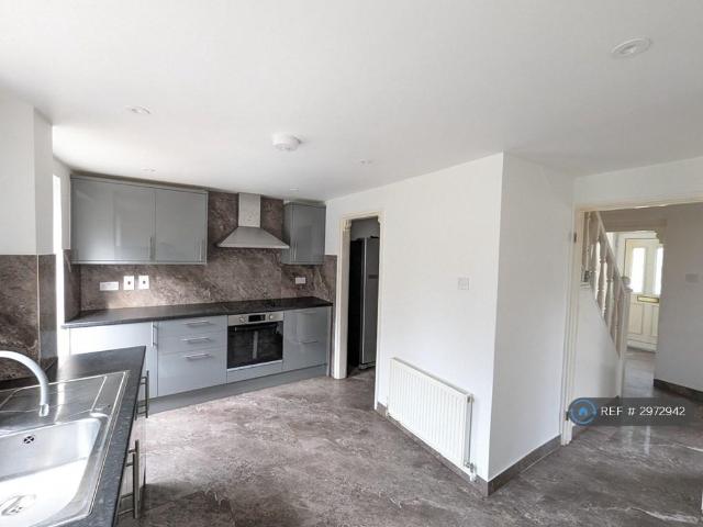3 bedroom end of terrace house to rent