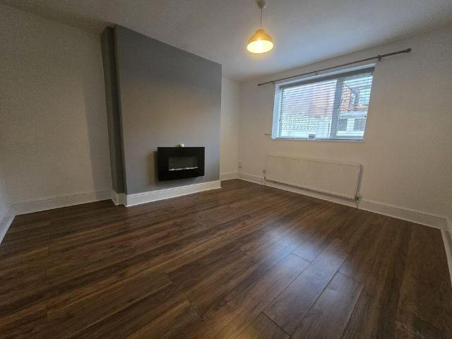 3 bedroom end of terrace house to rent