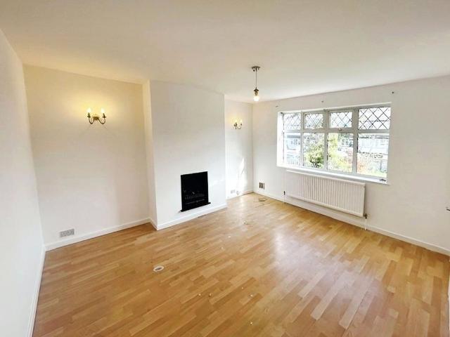 3 bedroom end of terrace house to rent