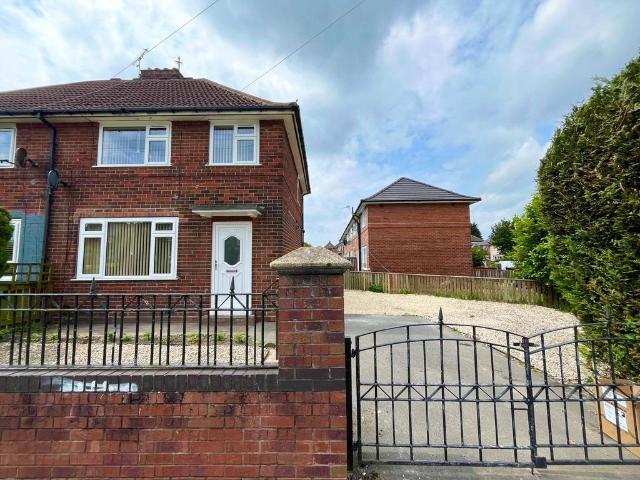 3 bedroom end of terrace house to rent