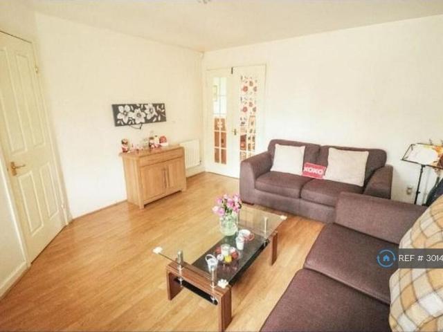 3 bedroom end of terrace house to rent