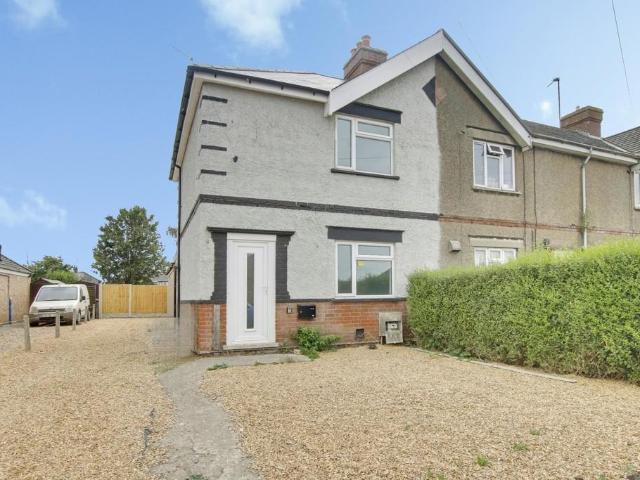 3 bedroom end of terrace house to rent