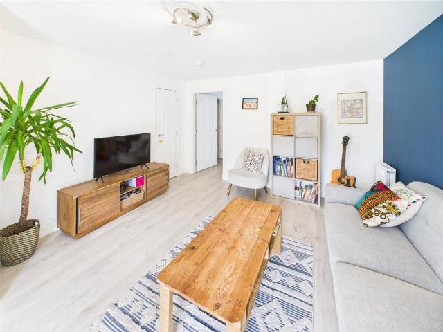 3 bedroom end of terrace house to rent
