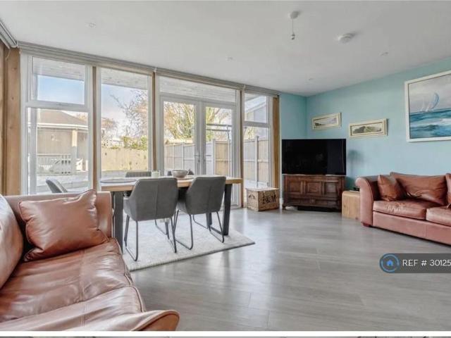 3 bedroom end of terrace house to rent