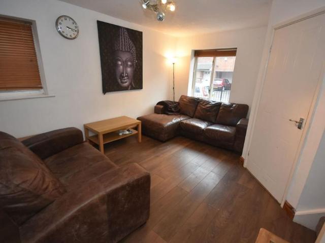 3 bedroom end of terrace house to rent