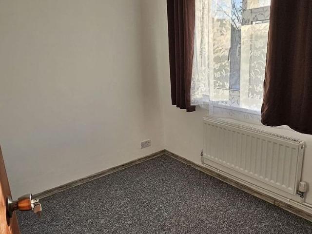 3 bedroom end of terrace house to rent