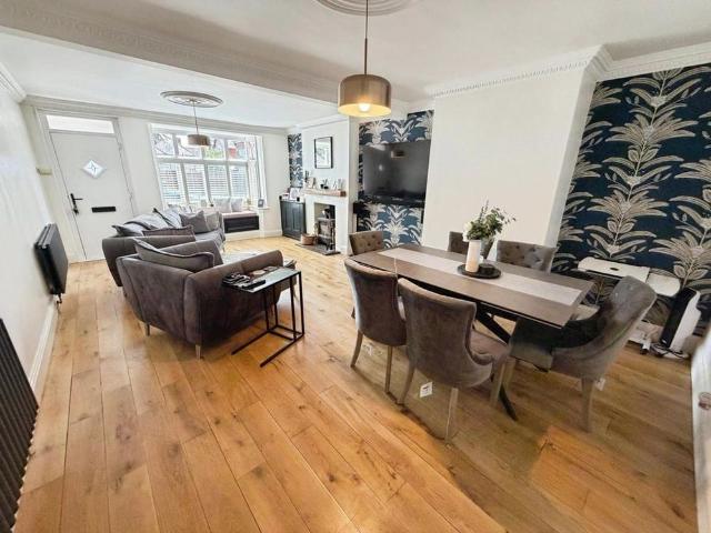 3 bedroom end of terrace house to rent