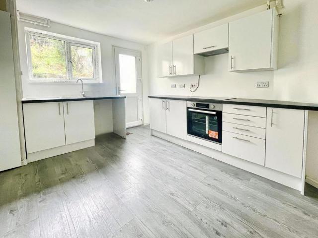 3 bedroom end of terrace house to rent