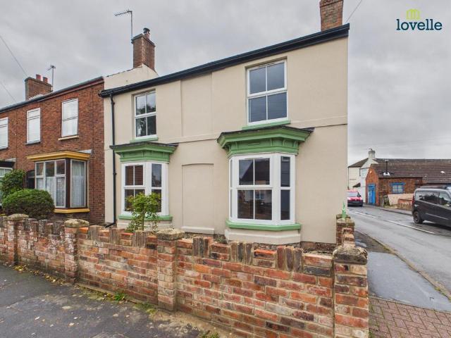 3 bedroom end of terrace house to rent
