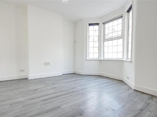 3 bedroom end of terrace house to rent