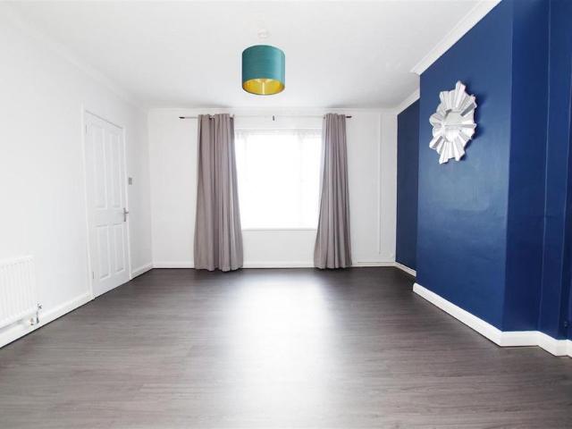 3 bedroom end of terrace house to rent