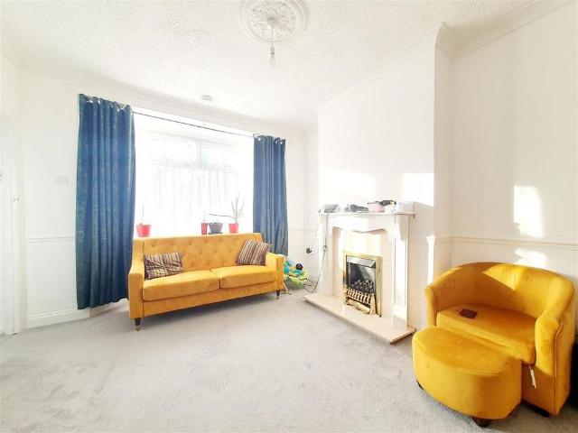 3 bedroom end of terrace house to rent