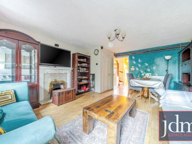 3 bedroom end of terrace house to rent