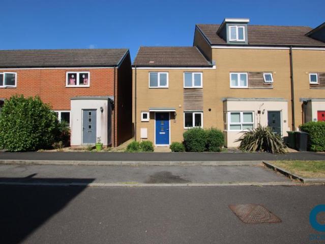 3 bedroom end of terrace house to rent