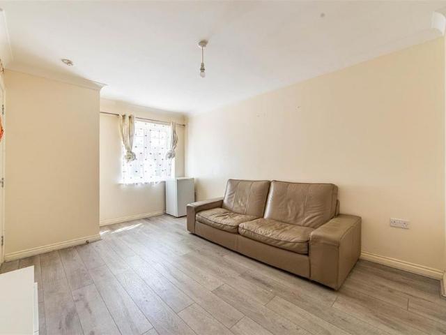 3 bedroom end of terrace house to rent
