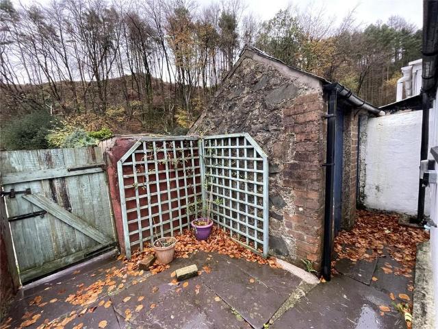3 bedroom end of terrace house to rent
