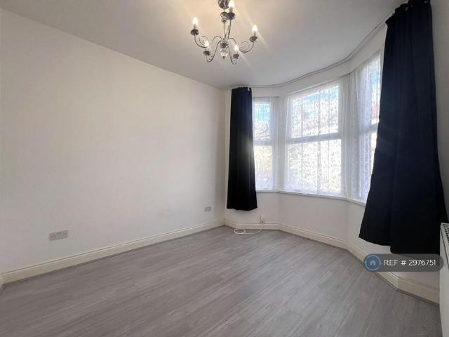 3 bedroom end of terrace house to rent