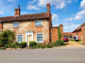 3 bedroom end of terrace house to rent