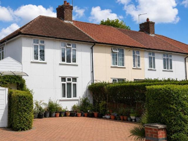 4 bedroom end of terrace house to rent