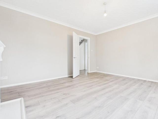 3 bedroom end of terrace house to rent