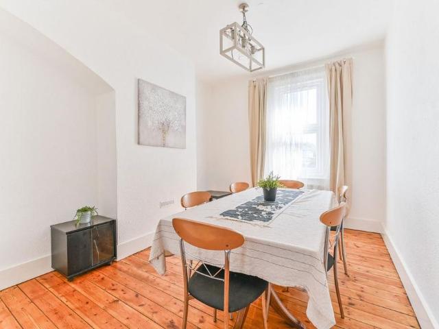 3 bedroom end of terrace house to rent