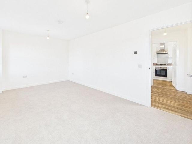 3 bedroom end of terrace house to rent
