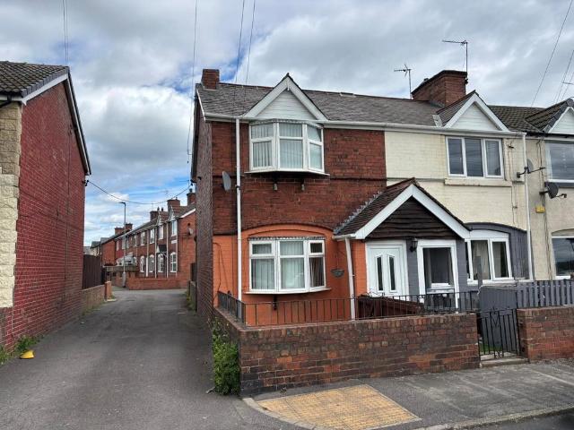 3 bedroom end of terrace house to rent