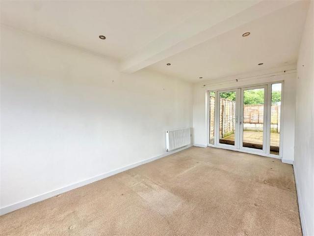 3 bedroom end of terrace house to rent