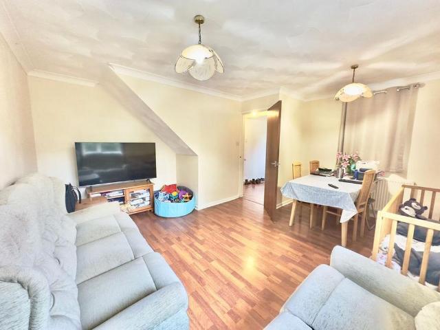 3 bedroom end of terrace house to rent