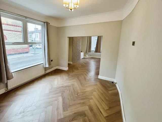 3 bedroom end of terrace house to rent
