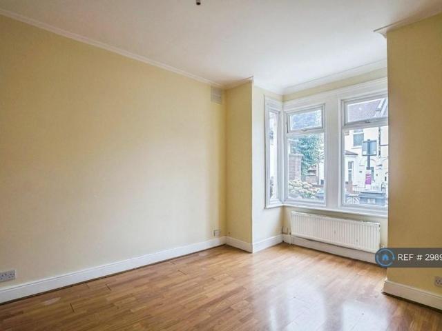 3 bedroom end of terrace house to rent