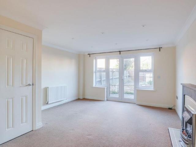 3 bedroom end of terrace house to rent