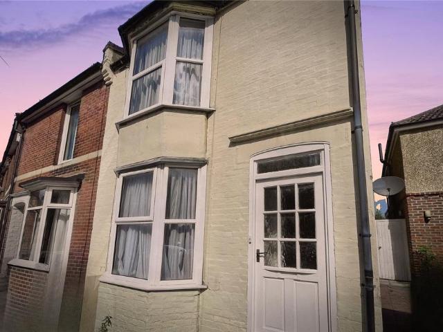 3 bedroom end of terrace house to rent