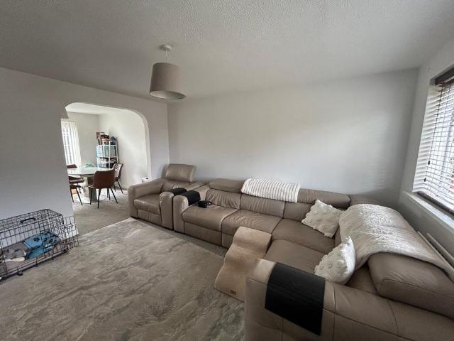3 bedroom end of terrace house to rent