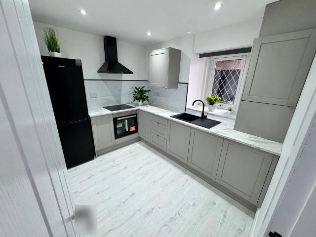 3 bedroom end of terrace house to rent