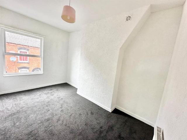 3 bedroom end of terrace house to rent