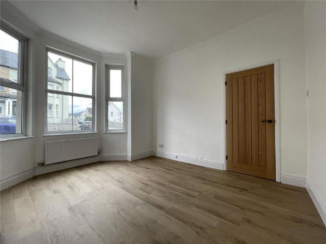 3 bedroom end of terrace house to rent