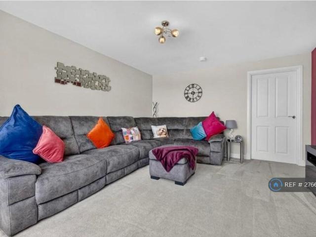 3 bedroom end of terrace house to rent