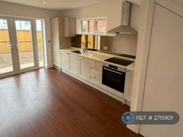 3 bedroom end of terrace house to rent