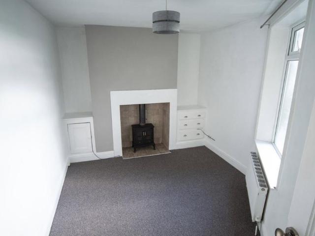 3 bedroom end of terrace house to rent