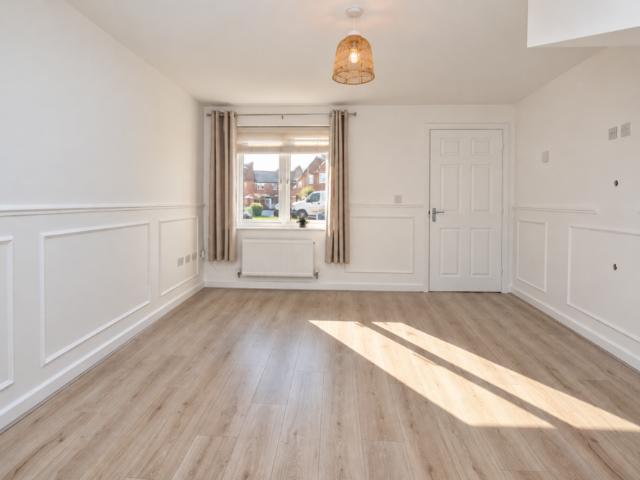 3 bedroom end of terrace house to rent