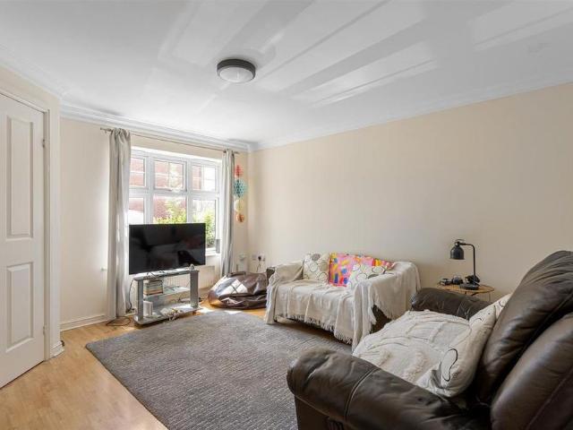 3 bedroom end of terrace house to rent