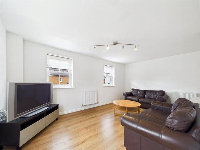 3 bedroom end of terrace house to rent