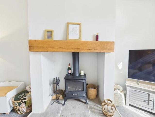 3 bedroom end of terrace house to rent